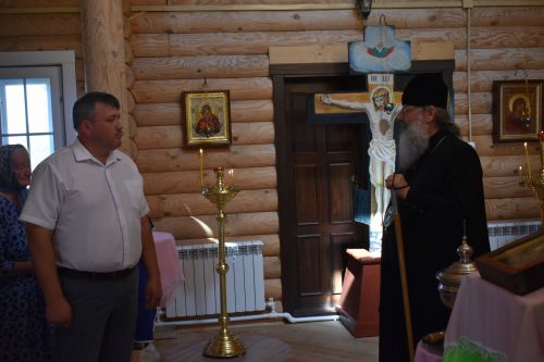 Митрополит Казанский и Татарстанский Кирилл провел божественное богослужение в Успенском храме Кайбицкого района