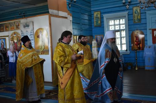 Митрополит Казанский и Татарстанский Кирилл провел божественное богослужение в Успенском храме Кайбицкого района