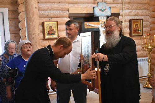 Митрополит Казанский и Татарстанский Кирилл провел божественное богослужение в Успенском храме Кайбицкого района