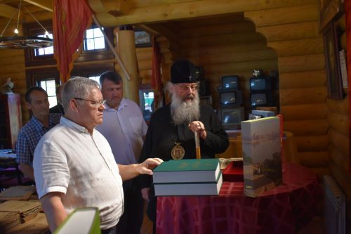 Митрополит Казанский и Татарстанский Кирилл провел божественное богослужение в Успенском храме Кайбицкого района