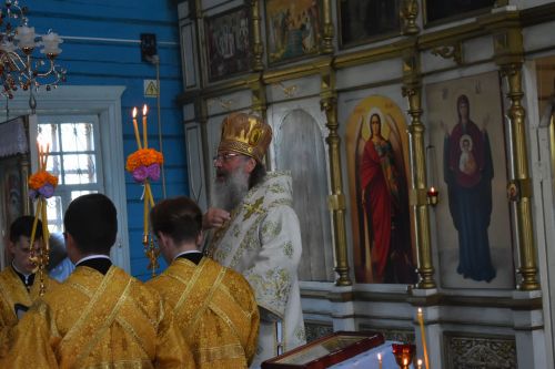 Митрополит Казанский и Татарстанский Кирилл провел божественное богослужение в Успенском храме Кайбицкого района