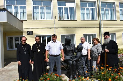 Митрополит Казанский и Татарстанский Кирилл провел божественное богослужение в Успенском храме Кайбицкого района