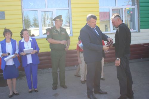 В селе Малые Меми семье погибшего в спецоперации Николая Козина вручили орден Мужества