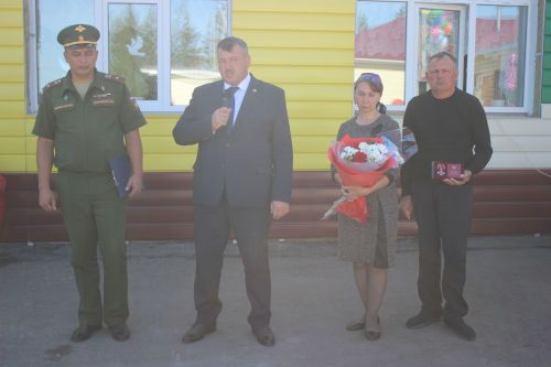 В селе Малые Меми семье погибшего в спецоперации Николая Козина вручили орден Мужества