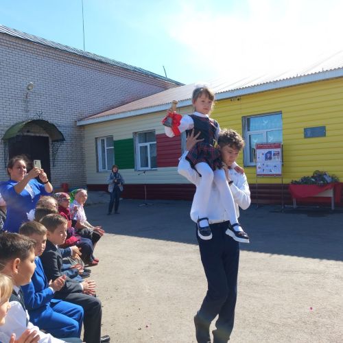Кече Мәме мәктәбендә узган Белем бәйрәменнән мизгелләр