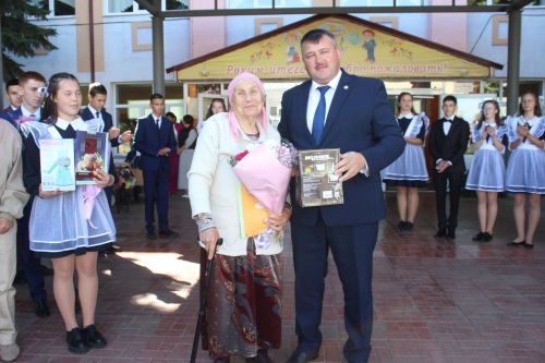 В Большекайбицкой школе прозвенел звонок на первый урок