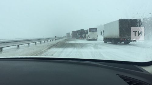 На трассе М12 вызволили автомобили из снежного плена