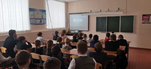 С учащимися Ульянковской школы была проведена беседа о безопасном поведении на дорогах