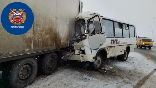 В столкновении автобуса с фурой в Татарстане пострадали десять человек