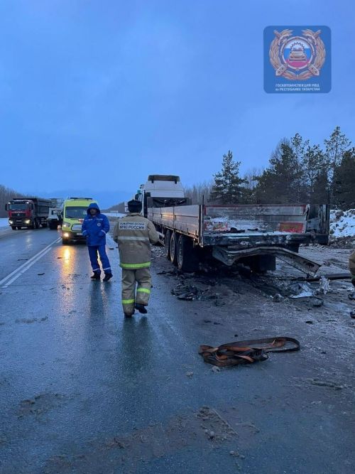 В Татарстане водитель легковушки погиб, врезавшись в припаркованную у обочины фуру