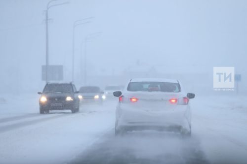 Автоинспекторы напомнили татарстанским водителям и пешеходам об осторожности в метель