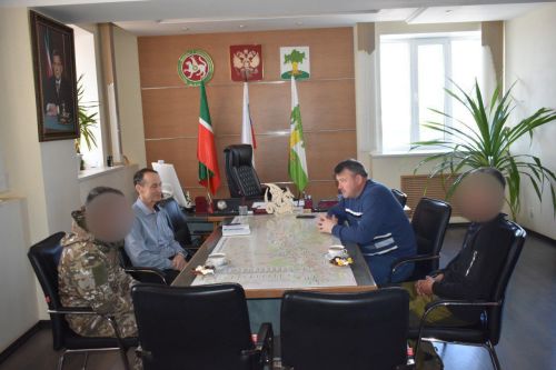 Кайбыч район башлыгы СВОдан ялга кайткан егетләр белән очрашты