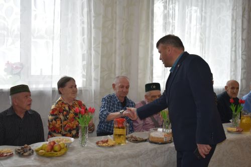 Глава Кайбицкого района поздравил жителей дома-интерната с праздником 8 марта