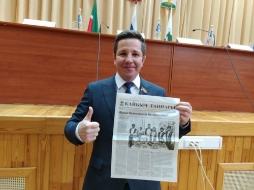 Депутат «Кайбыч таңнары«на подписка бүләк итте