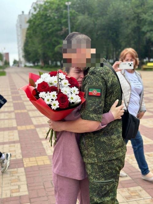 Боец СВО пришел «неожиданно» в отпуск и позвал невесту замуж