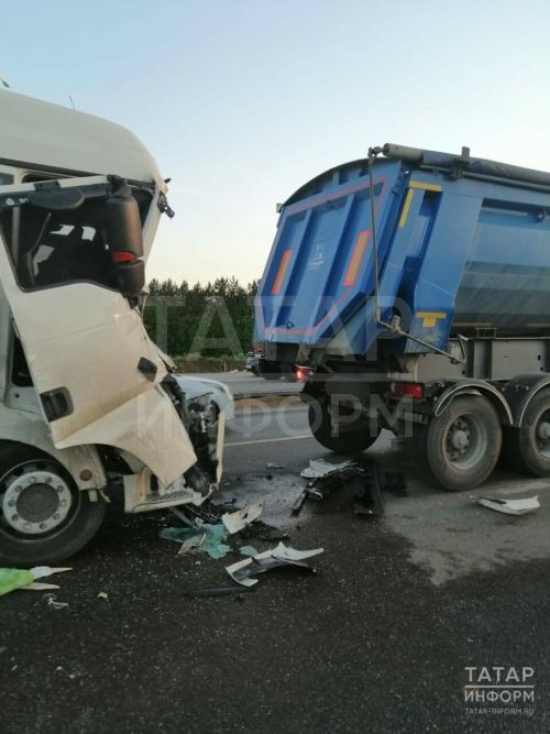 Водитель грузовика пострадал в массовом ДТП на платной трассе