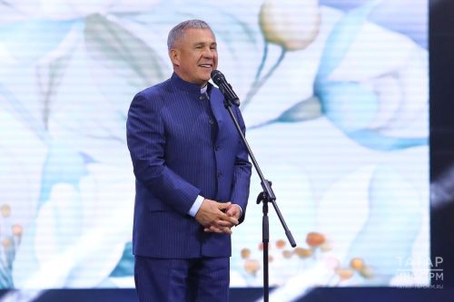 Раис Татарстана вручил автомобили победителям конкурса «Ак чэчэклэр»