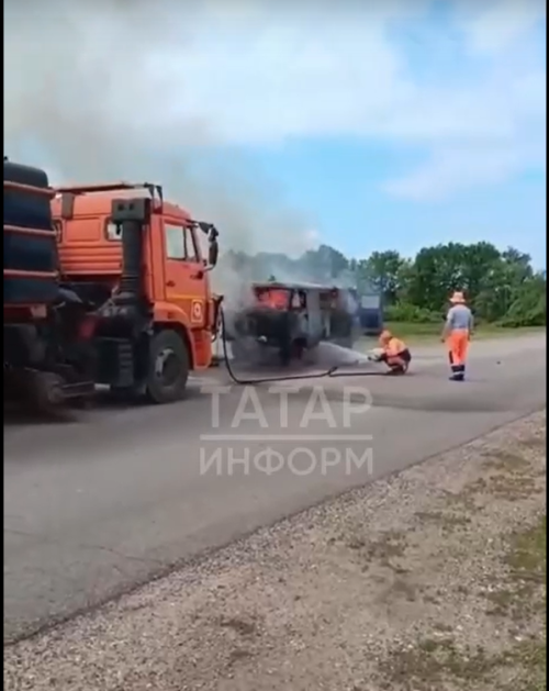 Видео: Дорожники потушили загоревшийся автомобиль «Почты России»