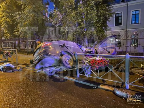 В центре Казани водитель Porsche протаранил «Гранту», водитель автомобиля погиб