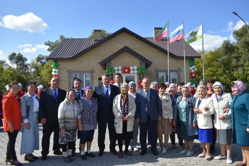 В Молькееве отметили новоселье