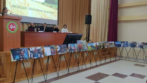 В рамках встречи со старшеклассниками состоялось открытие фотовыставки «Молодое поколение выбирает»