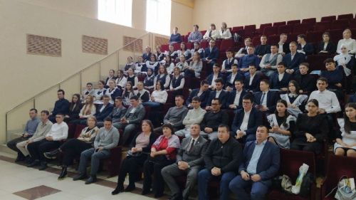 В рамках встречи со старшеклассниками состоялось открытие фотовыставки «Молодое поколение выбирает»