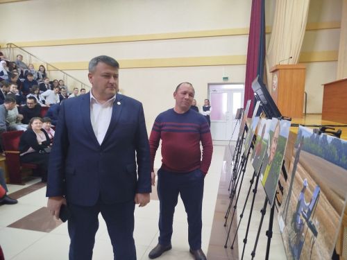 В рамках встречи со старшеклассниками состоялось открытие фотовыставки «Молодое поколение выбирает»