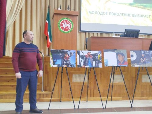 В рамках встречи со старшеклассниками состоялось открытие фотовыставки «Молодое поколение выбирает»