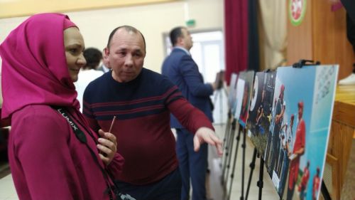 В рамках встречи со старшеклассниками состоялось открытие фотовыставки «Молодое поколение выбирает»