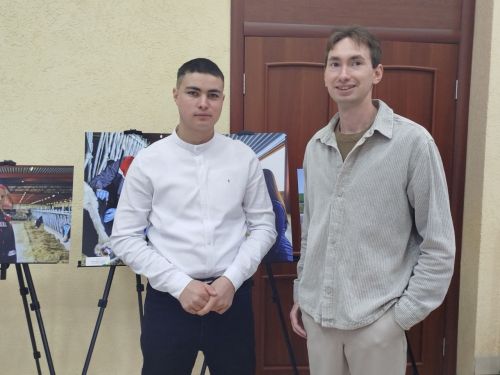 В рамках встречи со старшеклассниками состоялось открытие фотовыставки «Молодое поколение выбирает»