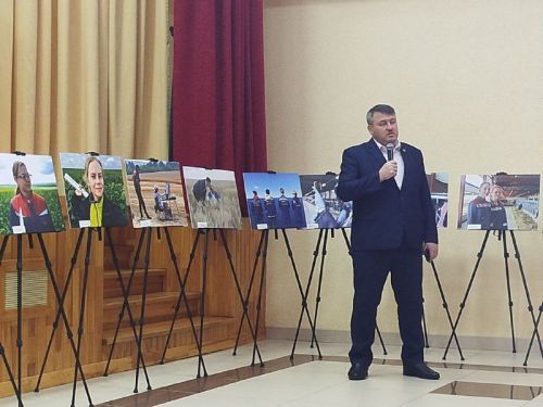 В рамках встречи со старшеклассниками состоялось открытие фотовыставки «Молодое поколение выбирает»