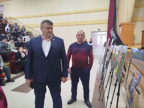 В рамках встречи со старшеклассниками состоялось открытие фотовыставки «Молодое поколение выбирает»