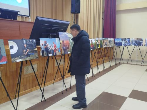 В рамках встречи со старшеклассниками состоялось открытие фотовыставки «Молодое поколение выбирает»