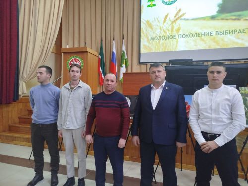 В рамках встречи со старшеклассниками состоялось открытие фотовыставки «Молодое поколение выбирает»