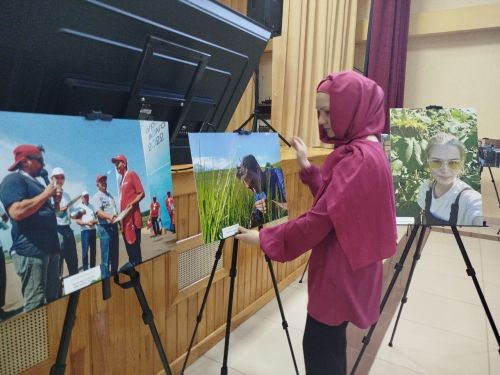 В рамках встречи со старшеклассниками состоялось открытие фотовыставки «Молодое поколение выбирает»