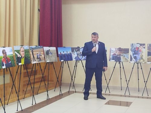 В рамках встречи со старшеклассниками состоялось открытие фотовыставки «Молодое поколение выбирает»