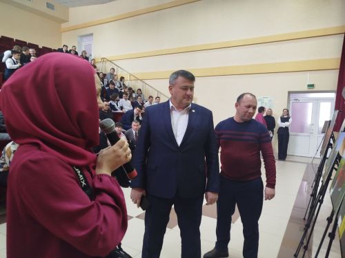 В рамках встречи со старшеклассниками состоялось открытие фотовыставки «Молодое поколение выбирает»