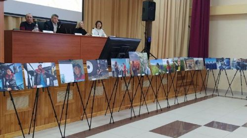 В рамках встречи со старшеклассниками состоялось открытие фотовыставки «Молодое поколение выбирает»