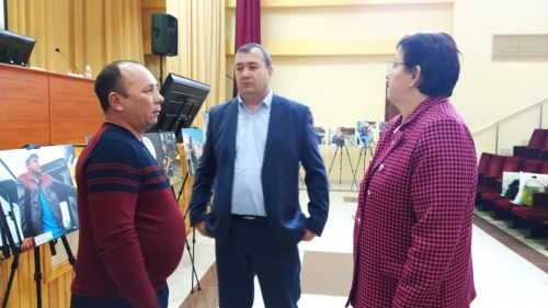 В рамках встречи со старшеклассниками состоялось открытие фотовыставки «Молодое поколение выбирает»