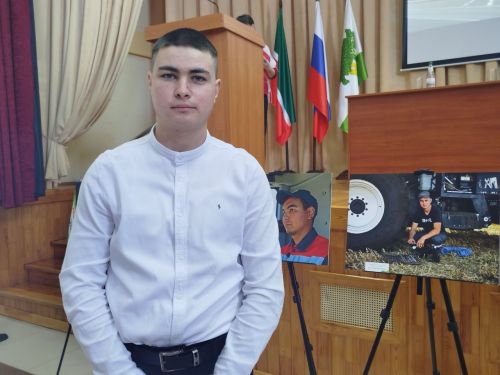 В рамках встречи со старшеклассниками состоялось открытие фотовыставки «Молодое поколение выбирает»