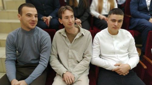 В рамках встречи со старшеклассниками состоялось открытие фотовыставки «Молодое поколение выбирает»
