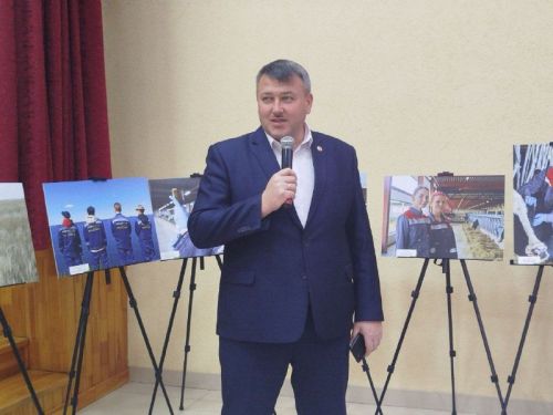В рамках встречи со старшеклассниками состоялось открытие фотовыставки «Молодое поколение выбирает»