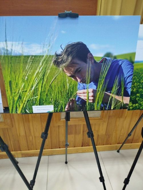 В рамках встречи со старшеклассниками состоялось открытие фотовыставки «Молодое поколение выбирает»