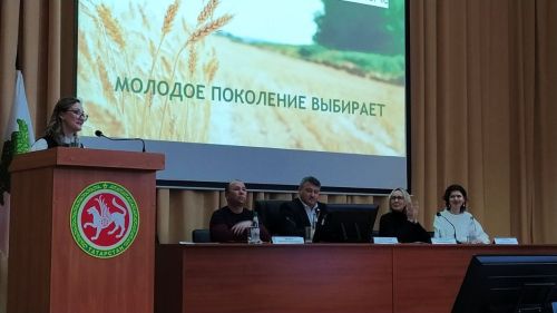 В рамках встречи со старшеклассниками состоялось открытие фотовыставки «Молодое поколение выбирает»