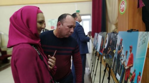 В рамках встречи со старшеклассниками состоялось открытие фотовыставки «Молодое поколение выбирает»