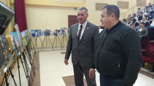 В рамках встречи со старшеклассниками состоялось открытие фотовыставки «Молодое поколение выбирает»