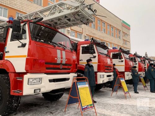 Минниханов вручил пожарным и спасателям ключи от 20 новых единиц техники
