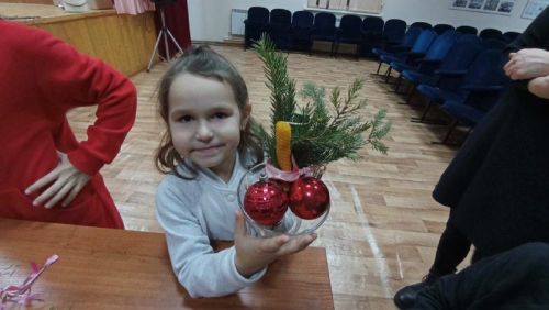 В Куланге для семей участников спецоперации провели мастер-класс «Новогодний букет»