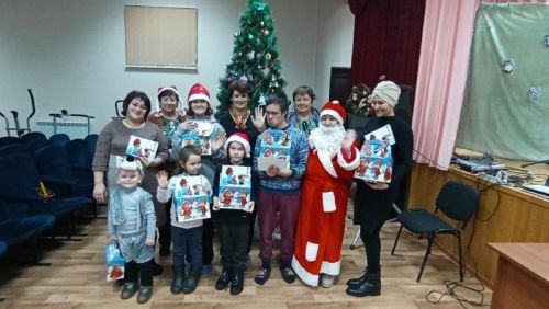 В Куланге для семей участников спецоперации провели мастер-класс «Новогодний букет»