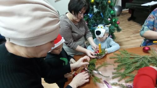 В Куланге для семей участников спецоперации провели мастер-класс «Новогодний букет»